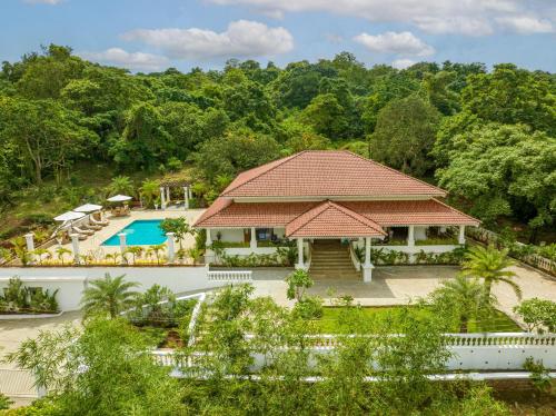 uma vista aérea de um resort com uma piscina em ama Stays & Trails Palmeira De Socorro , Goa em Old Goa