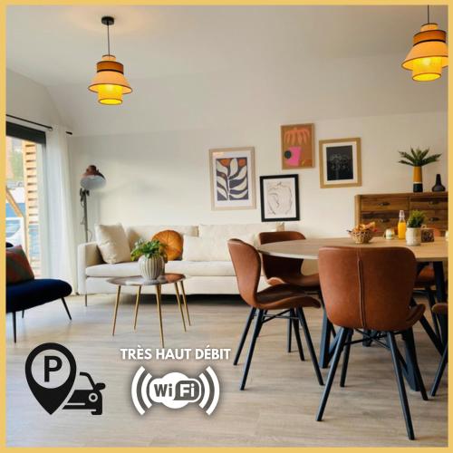 - un salon avec un canapé et une table dans l'établissement Appartement proche centre historique avec parking, à Sarlat-la-Canéda