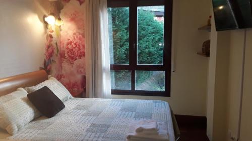 1 dormitorio con cama y ventana en EL ENLACE, en Elgóibar
