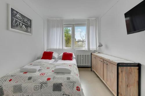 Tempat tidur dalam kamar di White Motłava by Grand Apartments
