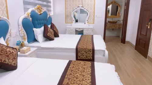 two beds in a room with a mirror at LAS VEGAS HOTEL in Quang Ninh