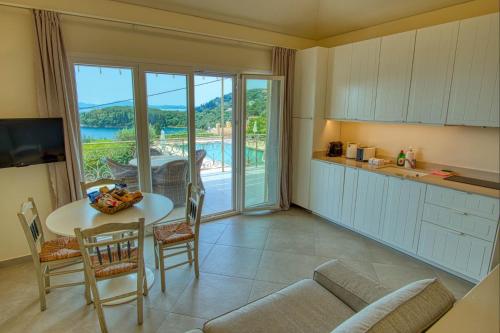 Dapur atau dapur kecil di Paleopetres K-One - Premium Double Suite - Kalami -