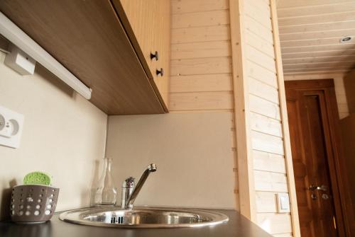 eine Küchentheke mit Spüle in der Küche in der Unterkunft La caravana in Conty