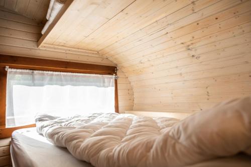 ein großes Bett in einem Zimmer mit Fenster in der Unterkunft La caravana in Conty