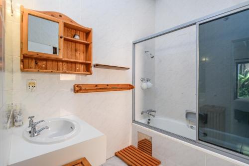 Ένα μπάνιο στο San Lameer 2841 -2 Bedroom Standard - 4 pax - San Lameer Rental Agency