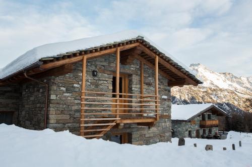 domek z bali w śniegu i śniegu w obiekcie Lavarets Chambres d’Hôtes w mieście Ayas