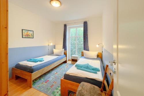 a bedroom with two beds and a window at Jägerstrasse 7 Ferienwohnung 8 in Kölpinsee