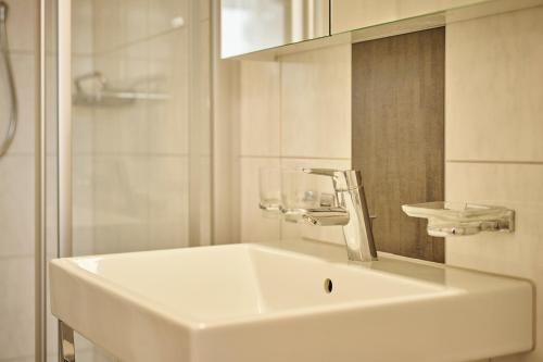 Bilik mandi di Perfect Location, comfortable & modern
