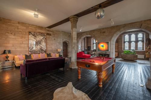 Aquarius Rising في ريتشموند: غرفة معيشة كبيرة مع طاولة بلياردو