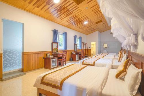 Postel nebo postele na pokoji v ubytování Dieu Thong Hotel