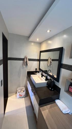 布希奧斯的住宿－Tartaruga 2A, Suite privada e moderna.，一间带水槽和镜子的浴室