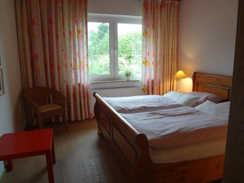 sypialnia z łóżkiem i oknem w obiekcie Ferienwohnung Martens w mieście Fockbek