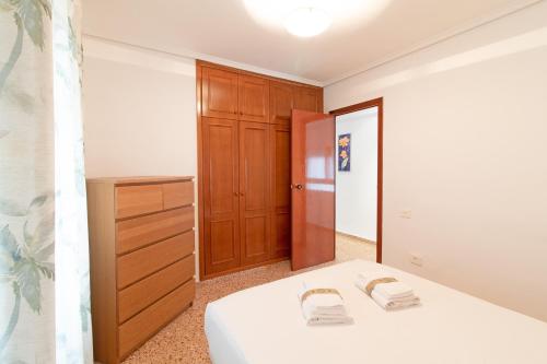 Ένα ή περισσότερα κρεβάτια σε δωμάτιο στο Global Properties, Apartamento centrico en Puerto de Sagunto para 5 personas