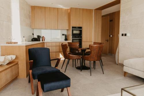 una cucina con tavolo e sedie in una stanza di Clifftops Lodge a Portland