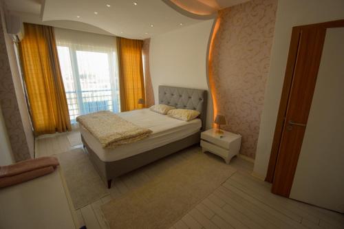Habitación pequeña con cama y ventana en Waterfall Residence, en Antalya