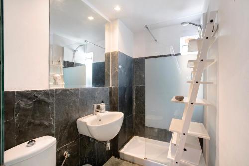 サンタクルス・デ・テネリフェにあるLa Casita del 7のバスルーム(白い洗面台、トイレ付)