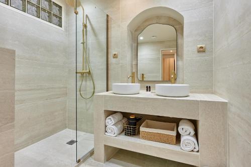 La salle de bains est pourvue d'une douche, de 2 lavabos et d'un miroir. dans l'établissement Sublime studio Beaubourg by Studio prestige, à Paris