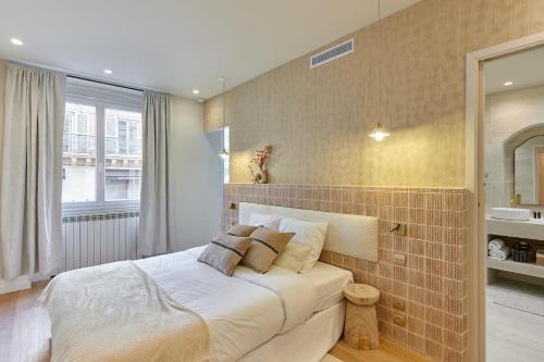 une chambre avec un lit avec un mur de briques dans l'établissement Sublime studio Beaubourg by Studio prestige, à Paris