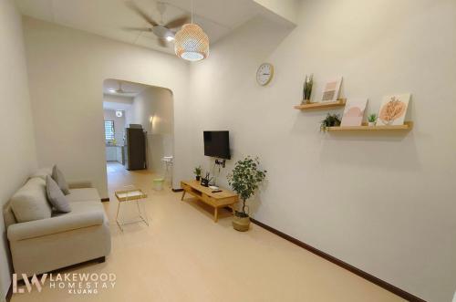 uma sala de estar com um sofá e uma televisão em Lakewood Muji Style Neflix Water Dispenser Near Aeon em Keluang