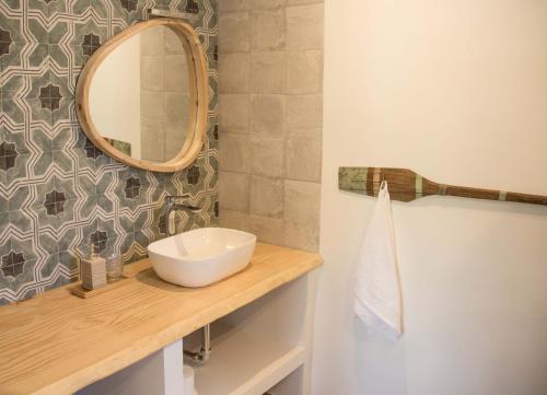 a bathroom with a sink and a mirror at Bed & Breakfast Los-Barquitos in Torrox