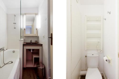 une salle de bain blanche avec des toilettes et un lavabo dans l'établissement Les Parcs De Grimaud YourHostHelper, à Grimaud