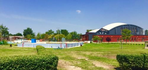 un parco con un edificio e uno skate park di Akácliget Gyógy-és Strandfürdő a Karcag