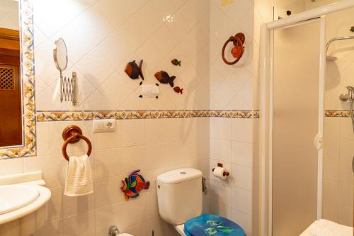 La salle de bains est pourvue de toilettes et d'un lavabo. dans l'établissement La casa del mar by Gades Gestión, à Cadix