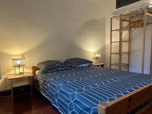 1 dormitorio con 1 cama azul y 2 almohadas en Le COSY de Mercadet - Parking gratuit & Wifi en Perpiñán
