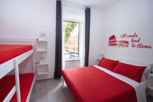 una camera con 2 letti a castello e un letto rosso di B&B Easy Apartment a Roma