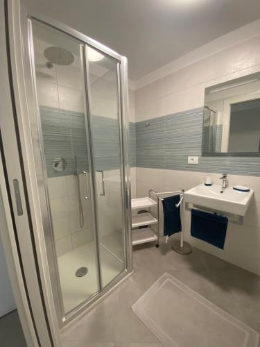 La salle de bains est pourvue d'une douche et d'un lavabo. dans l'établissement L'angolo di Anna, à Noli