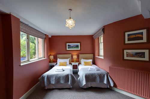 2 camas en una habitación con paredes y ventanas de color rojo en Eller How House - Private Regency Property & Lake, en Lindale