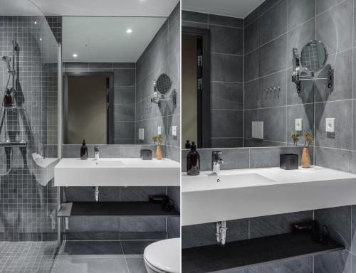 a bathroom with two sinks and a toilet at Skistar Lodge Hundfjället in Sälen