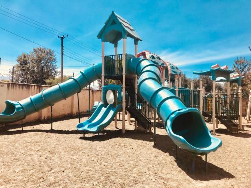Zona de juegos infantil en Milimani Suites With Pool, GYM, Secure Parking