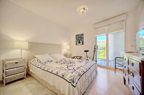 une chambre avec un lit, un lavabo et une fenêtre dans l'établissement Appartement , piscine, terrasse, proche croisette, à Cannes