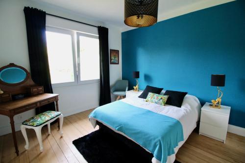 a blue bedroom with a bed and a desk and a window at Escapade au Bube - Vue exceptionnelle - Nouveau in Barr