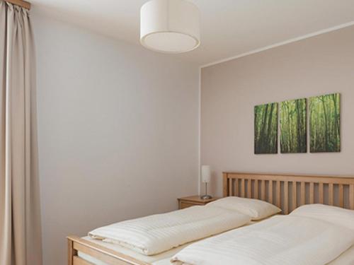 1 dormitorio con 2 camas y un cuadro en la pared en Steinadler Schaidberg FL - Skiing Holiday in Obertauern en Obertauern