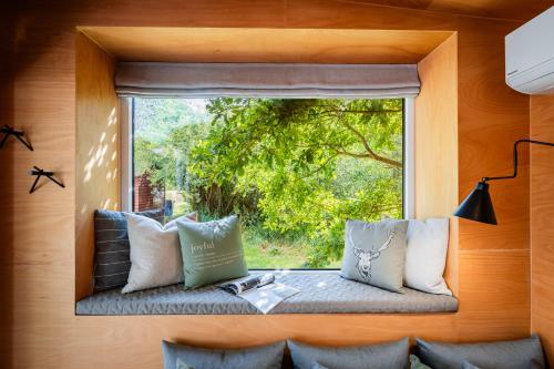 a window seat in the corner of a room with a large window at Rodinný penzion Sobáčov in Sobačov