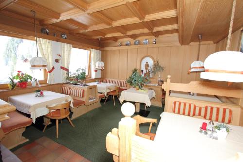 pusta jadalnia ze stołami i krzesłami w obiekcie Pension Mittagskogel w mieście St. Leonhard im Pitztal