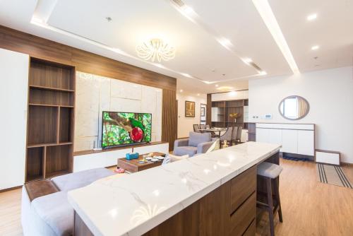a kitchen and living room with a large white counter at Vinhomes Metropolis luxury Hotel & Residence in Hanoi