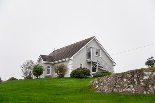 una casa in cima a una collina erbosa di Connemara luxury apartment a Kinvara