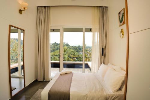 Leaves Resort Vythiri Wayanad في فيثايراي: غرفة نوم بسرير وشرفة