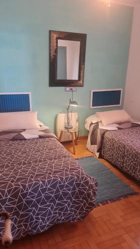 - une chambre avec 2 lits et un miroir dans l'établissement vinaros playa de arena, à Vinaròs