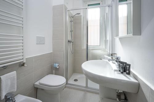 a bathroom with a sink and a toilet and a shower at Classbnb - Ampio appartamento a 1km da CityLife in Milan