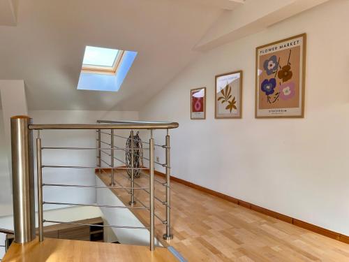 Zimmer mit einer Treppe und einem Dachfenster in der Unterkunft Ferienwohnungen Am Kaufmannshof in Quedlinburg