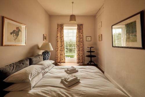 Una habitación con una cama con dos toallas. en Thirsk Hall South Wing, North Yorkshire, en Thirsk
