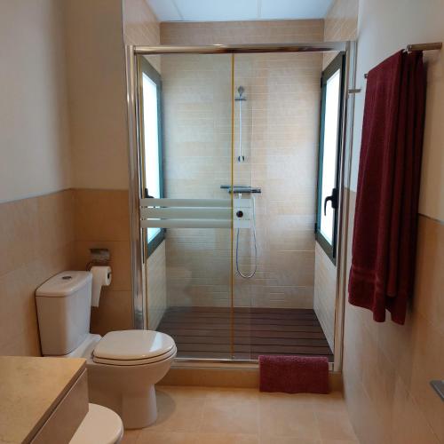 y baño con ducha y puerta de cristal. en Un Oasis en Hacienda del Álamo, en Murcia