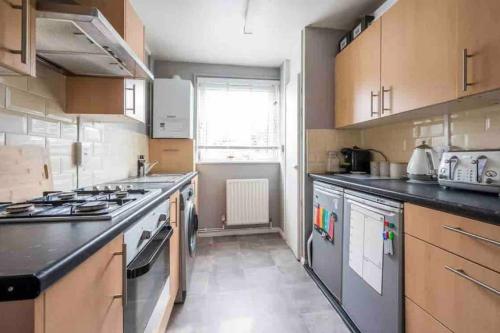 Η κουζίνα ή μικρή κουζίνα στο Central London Spacious Double Room