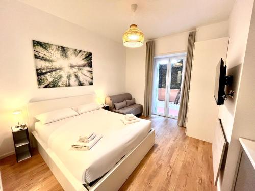ein Schlafzimmer mit einem großen weißen Bett und einem Stuhl in der Unterkunft Residence San Paolo in Rom
