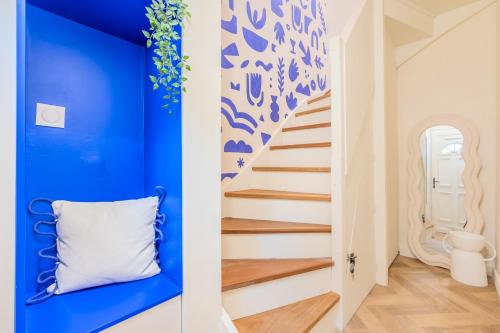 Una escalera azul y blanca en una casa en Studio duplex standing centre - Lille aux Bleuets, en Lille