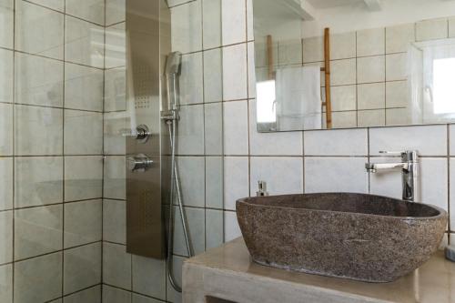 Ένα μπάνιο στο Kleris Apartment 8 Tinos